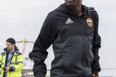 Musa neposredno preti Zvezdi