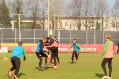 (VIDEO) HAOS NA TRENINGU SLAVNOG KLUBA: Potukli se igrači Fejenorda, pesnice letele na sve strane