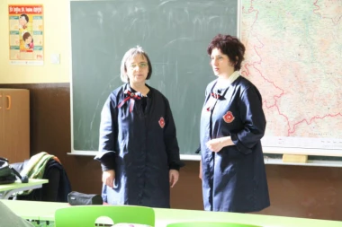OŠ "Radoje Domanović" u Nišu: Posle zone bez mobilnih telefona, UVELI UNIFORME ZA NASTAVNIKE!