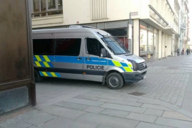 Kraljevački navijači nas obrukali! Krali pića, plišane igračke, punjače i šarali zidove u Češkoj