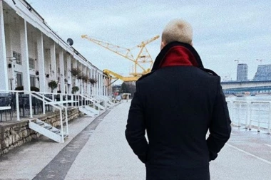 IZMENIO LIČNI OPIS: Pevač se ofarbao u PLAVO!