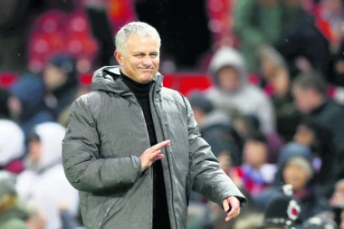 HAMAN OPLEO PO TAKTICI "PARKIRANI AUTOBUS" : Murinjo, sramoto! Opet si ubio fudbal!