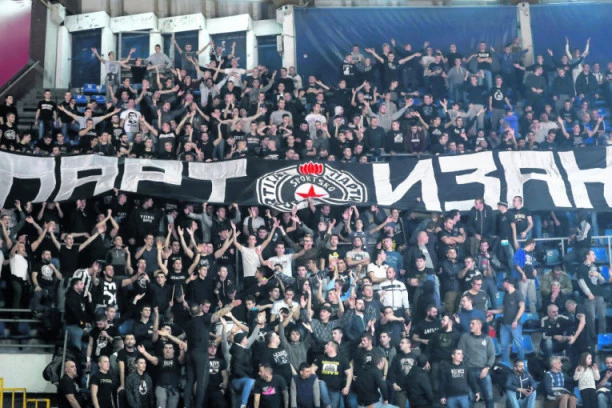 VELJA NEVOLJA ČUPA KOSU U ZATVORU! Borba za "južnu tribinu" nikad brutalnija!