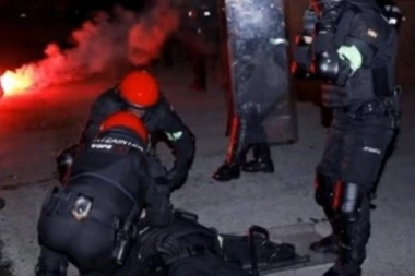 (VIDEO) KRV I UŽAS: Uznemirujući snimak policajca koji je nastradao u huliganskom piru