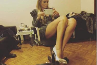 (FOTO) Ima DANA za megdana: Ruska novinarka DANA BORISOVA se pušta u promet za novac!