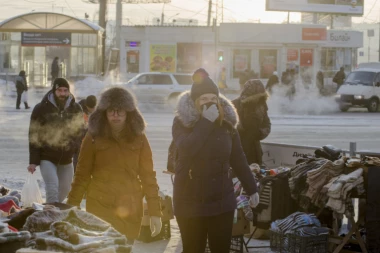 UŽAS U NOVOSIBIRSKU: Automobil uleteo među pešake - stradali žena i dete!