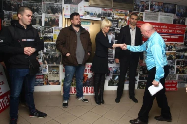 (FOTO) SRPSKA DESNICA POSETILA SPOMEN SOBU POSVEĆENU ŽRTVAMA NA KIM!