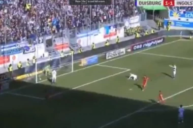 (VIDEO) Opušteno, popij ti malo vode: GOLMAN PRIMIO GOL, A NIJE NI GLEDAO NA TEREN!