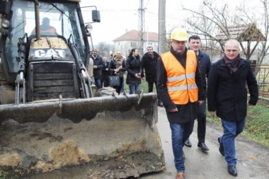 ASFALTIRANA ULICA U RAKOVICI: VESIĆ poručio da želi da ljudi žive bolje!
