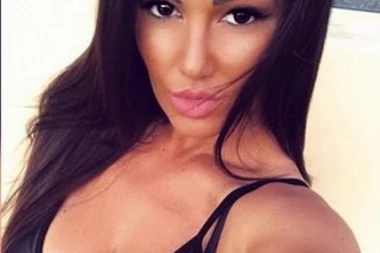 (FOTO) PEVAČICA sasvim normalno krenula na nastup, a onda je UHAPŠENA!