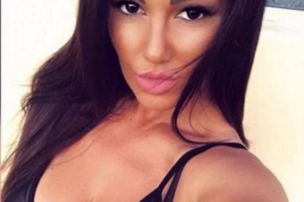 (FOTO) Popularna pevačica se SKINULA, pa RAŠIRILA NOGE: Od ovog prizora PAŠAĆETE U KOMU!