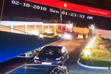 (VIDEO) PLJAČKA U HOLIVUDSKOM STILU: Lopovi upali u kuću bogataša, on ih rešetao!