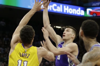 (VIDEO) NEVEROVATNA TROJKA UZ FAUL: Bogdan se nikada ne predaje