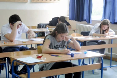 KAO HLADAN TUŠ! Poražavajući rezultati PISA testiranja: Čak 40% srednjoškolaca u Srbiji nije postiglo osnovni novo pismenosti!
