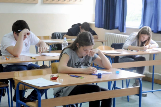 KAO HLADAN TUŠ! Poražavajući rezultati PISA testiranja: Čak 40% srednjoškolaca u Srbiji nije postiglo osnovni novo pismenosti!