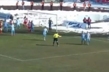 (VIDEO) Grudvama na klupu Zvezde, Rodić X2