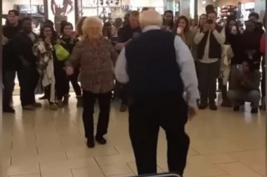 ALA ĐIPAJU MATORCI: Baka i deka zaigrali nasred tržnog centra!