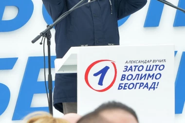 (FOTO) Žika Šarenica Vučiću poklonio ŽENSKU ŠAJKAČU!