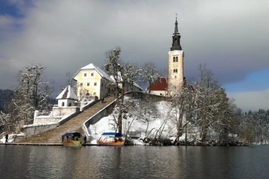 UŽAS NA BLEDU: Munja udarila trudnicu