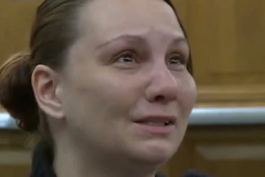 (VIDEO) Sudija čuo da su ženi koju je hteo da kazni ubili sina, pa RASPLAKAO SVET svojim potezom!