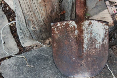 Novosađani upali u kineski radnju, pa  LOPATALI VLASNIKA!