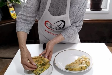 (VIDEO) PRSTE DA POLIŽEŠ: Napravite sami pitu uvijaču od spanaća i sira za tili čas!