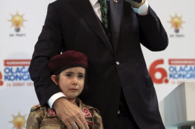 (FOTO, VIDEO) Hitler mu nije ravan: Erdogan spreman da pošalje devojčicu u smrt!