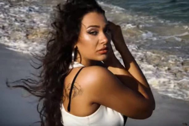 (FOTO) Svi znate VRELU "Uraganku" Sanju, a kad vidite kakav joj je BRAT frajer, popadaće vam vilice!