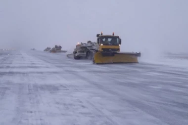 (FOTO, VIDEO) Na beogradskom aerodromu POJAČANE smene zbog NEVREMENA!