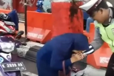 (VIDEO) HAOS NASRED ULICE: Ugrizla policajca jer je hteo da joj piše kaznu