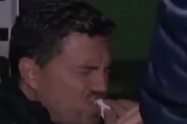 (VIDEO) ODLIČAN GLUMAC: Trenera Olimpijakosa pogodila rolna papira?!