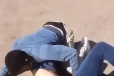 (VIDEO) ZADIRKIVAO JE CRNCA, a onda je dobio batine koje će pamtiti do kraja života