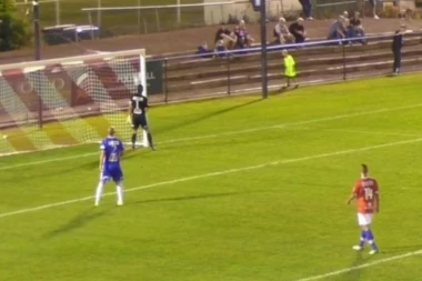 (VIDEO) GOLMANU SE SMEJE CEO SVET: Ovakav gol još niste videli