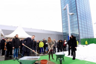 (FOTO) MALI POLOŽIO KAMEN TEMELJAC: Ovako će izgledati Ušće 2!