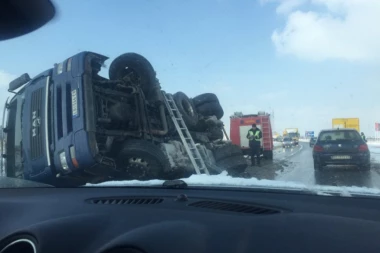 Poginuo vozač kamiona na Obrenovačkom putu! Udario u nadvožnjak i prevrnuo se