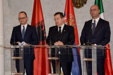 DAČIĆ IRONIČNO ODGOVORIO PACOLIJU: Da, nudimo oružje, NUDIMO I ATOMSKE BOMBE