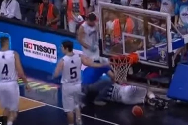(VIDEO) I TO JE MOGUĆE: Ne samo obruč - Igraču ceo koš pao na glavu