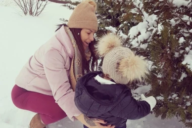 JAKOV ODUŠEVLJEN PRVIM SNEGOM: Seka pokazala kako se igra sa sinom napolju!