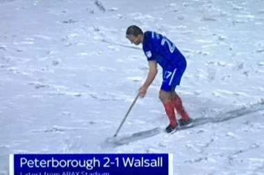 (VIDEO) SRBI, UGLEDAJTE SE NA ENGLEZE: Igrač čistio sneg da ne bio prekinut meč!