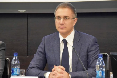 (VIDEO) Stefanović u Skupštini apelovao na građane: VEŽITE POJAS DA SPASITE ŽIVOTE, NE DA IZBEGNETE KAZNE