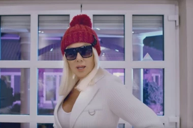 POZNATE PEVAČICE MASKIRANE u novom spotu LEPE BRENE!