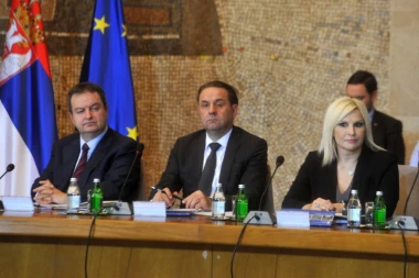 MINISTRI PRIJAVILI ŠTA SU DOBILI NA POKLON: Zorani dar sa Madagaskara, Rasimu urme, a Šarčeviću cvet