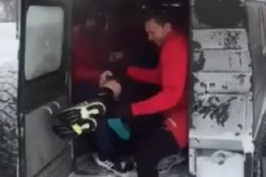 LJUBAV PREMA FUDBALU: Jedan džip i 16 igrača - da moguće je