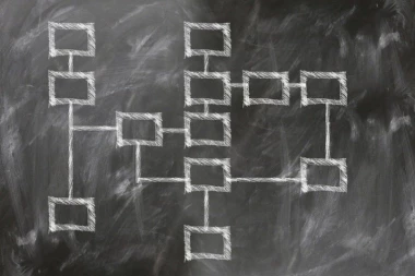 NEKA PRORADI MAŠTA: Profesor klincima predaje informatiku BEZ KOMPJUTERA!