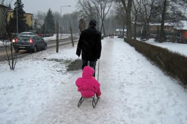 STRAŠNA TRAGEDIJA U NIŠU: Dete poginulo na sankanju!