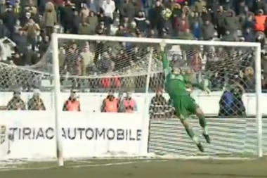 (VIDEO) Spajdermene, da li mirno spavaš? POGLEDAJTE NEVEROVATNU AKROBACIJU RUMUNSKOG GOLMANA!