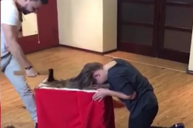 (VIDEO) OVAJ RUS ŽENE ŠIŠA SEKIROM!