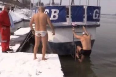 (VIDEO) Ovako momci plivaju u ledenoj Savi!