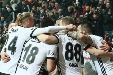 Fenerbahče - Bešiktaš: Četiri gola, tri crvena i tuča