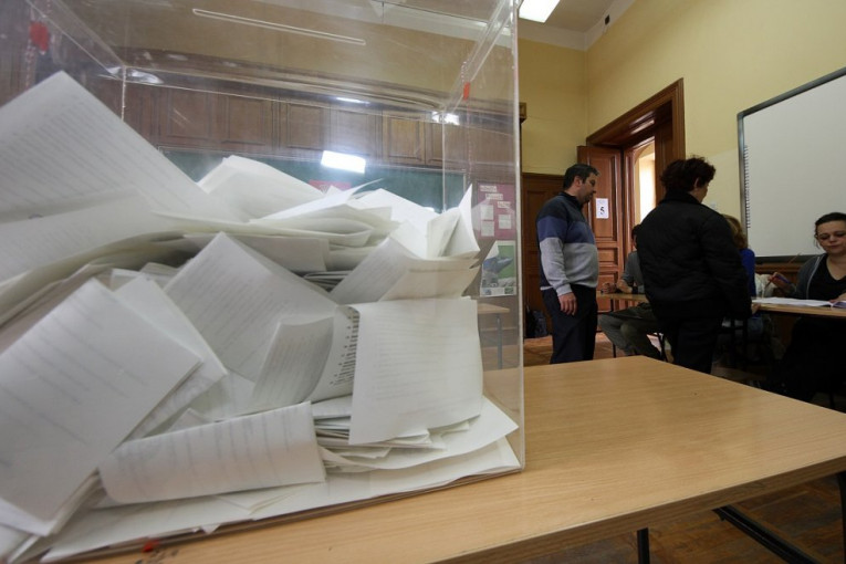 Prekinuto brojanje glasova iz centralne Srbije zbog ALERGIJE NA SRPSKE KOVERTE?!